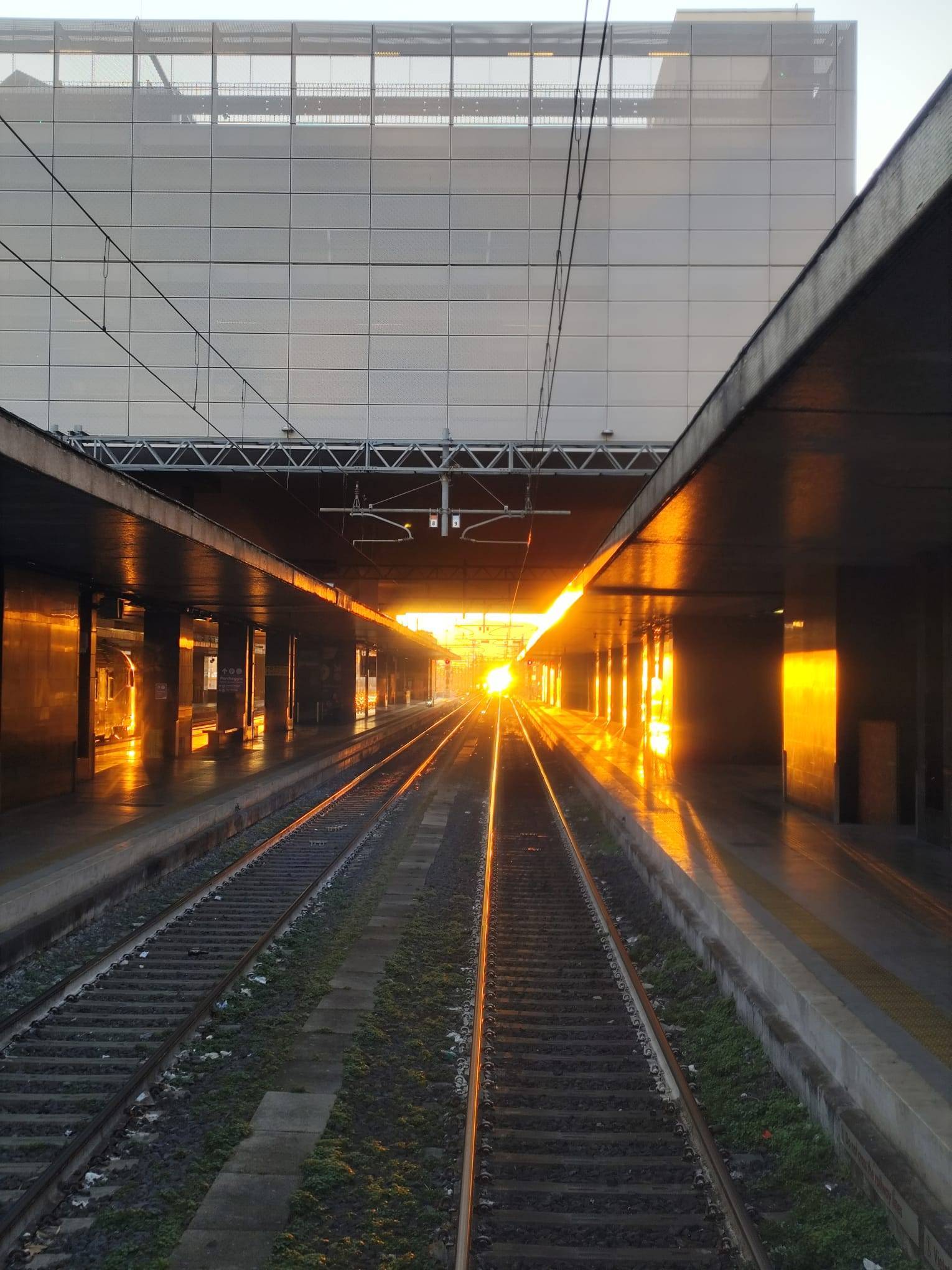 Si prospetta una giornata di fuoco già all'alba. Roma Termini Agosto 2025
