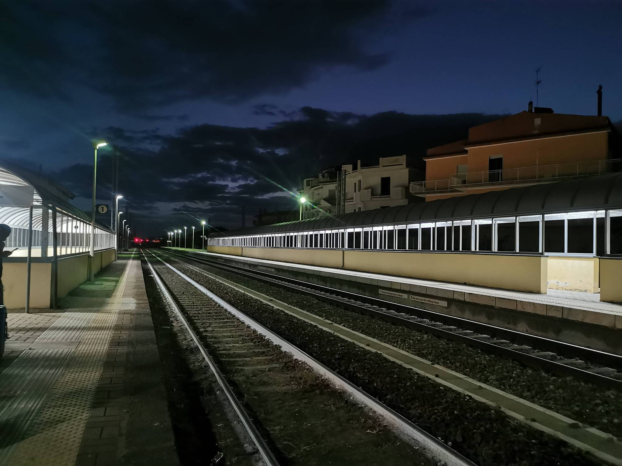 in foto - Stazione di Cirò, alba ore 5.05 di luglio 2025
l'immagine si intitola "orizzonte di speranza" e mostra come oggi l'orizzonte sia visibile ma la linea è priva di elettrificazione, che speriamo raggiunga presto questa meravigliosa terra, la Calabria sul versante Ionico. Probabilmente, ed è la cosa che auguro a questa terra, l'orizzonte domani non si vedrà così come oggi, nell'immagine, ma vorrà dire che qualcosa sarà cambiato. Sicuramente in meglio.
