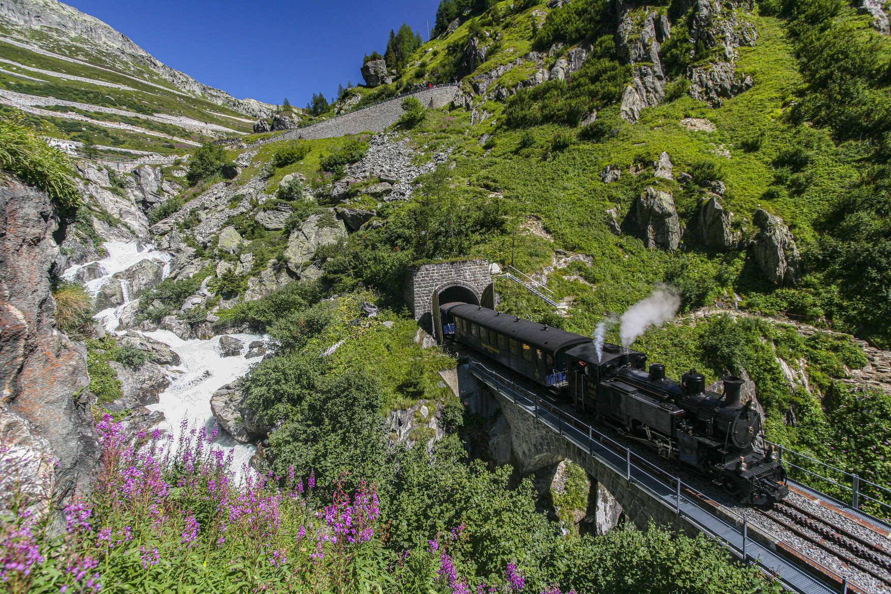 Il "trenino del Furka" si riferisce alla Dampfbahn Furka-Bergstrecke (DFB), una ferrovia storica a cremagliera che opera sulla vecchia linea di montagna del passo del Furka tra Realp (Uri) e Oberwald (Vallese). Il treno turistico è gestito da un'associazione di volontari ed è in funzione principalmente durante l'estate