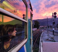 Lo sguardo sul monte Velino al tramonto. Uno degli ultimi viaggi in servizio dell'Automotrice ALn 668. Avezzano