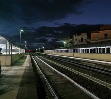 in foto - Stazione di Cirò, alba ore 5.05 di luglio 2025
l'immagine si intitola "orizzonte di speranza" e mostra come oggi l'orizzonte sia visibile ma la linea è priva di elettrificazione, che speriamo raggiunga presto questa meravigliosa terra, la Calabria sul versante Ionico. Probabilmente, ed è la cosa che auguro a questa terra, l'orizzonte domani non si vedrà così come oggi, nell'immagine, ma vorrà dire che qualcosa sarà cambiato. Sicuramente in meglio.