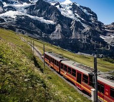 Il "treno della Jungfrau" (Jungfraubahn) è una ferrovia a cremagliera che porta alla stazione ferroviaria più alta d'Europa, lo Jungfraujoch, a 3.454 metri di altitudine. Il viaggio, che dura circa 35 minuti, parte da Kleine Scheidegg e attraversa gran parte del percorso all'interno di una galleria scavata nelle montagne Eiger e Mönch, offrendo viste spettacolari sul paesaggio alpino.
